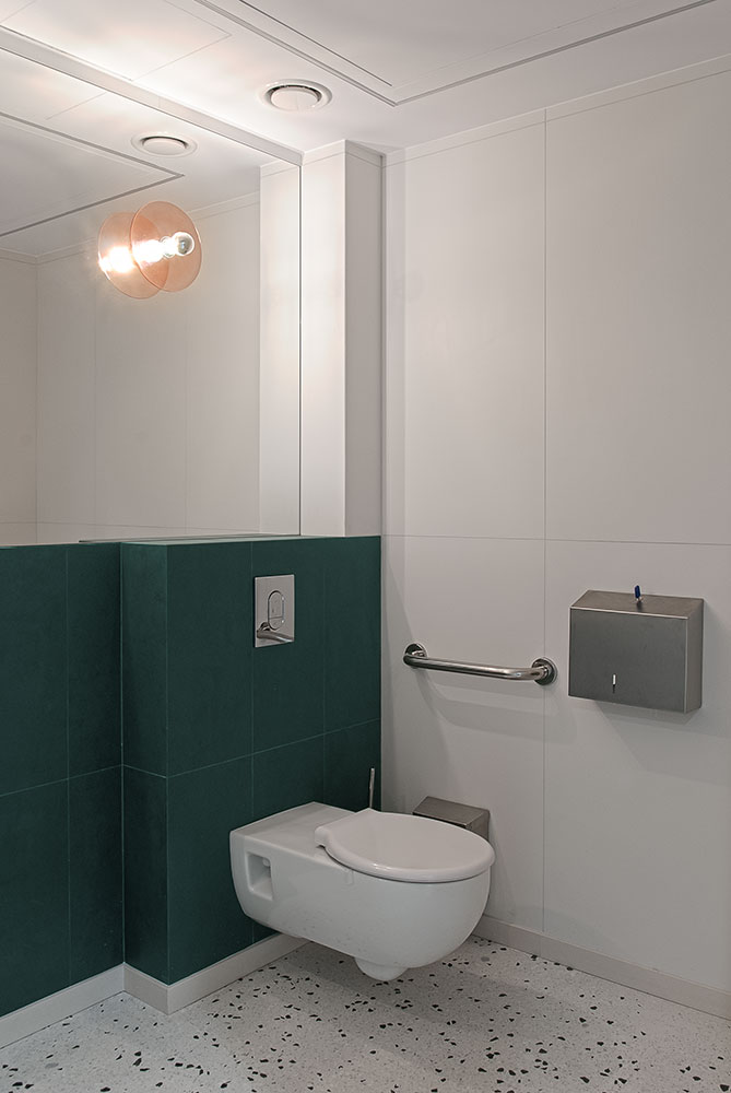 Łatwo dostępna i wygodna toaleta dla Pacjentów poradni APdent.